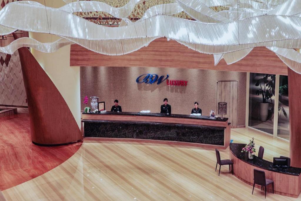Hotel BW Luxury Jambi Exterior foto